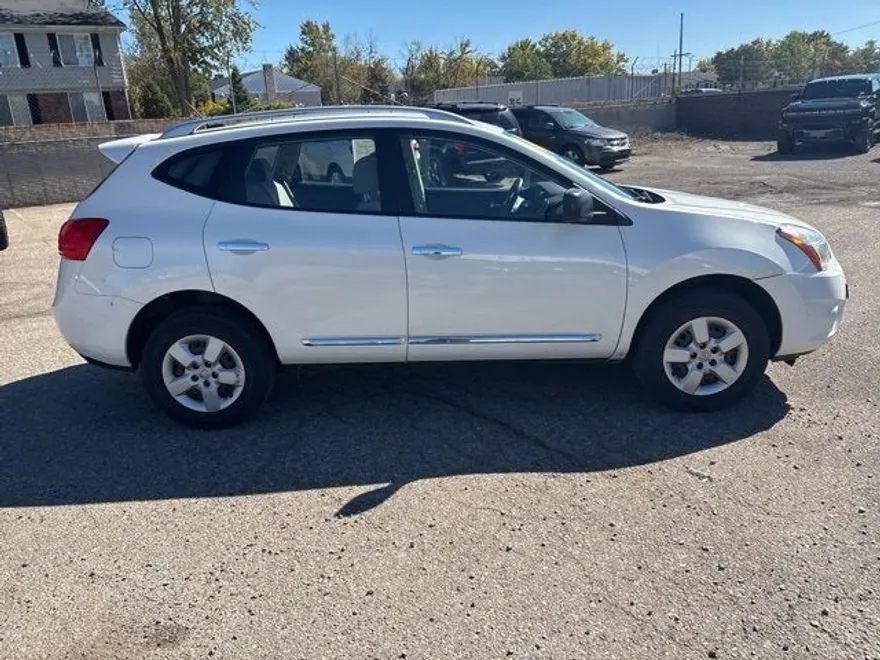 2014 Nissan Rogue Select S photo 1