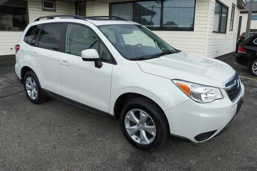 2016 Subaru Forester 2.5i Premium photo 1