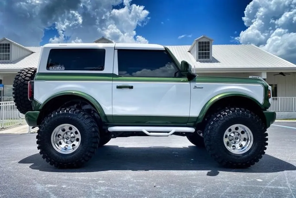2023 Ford Bronco photo 1