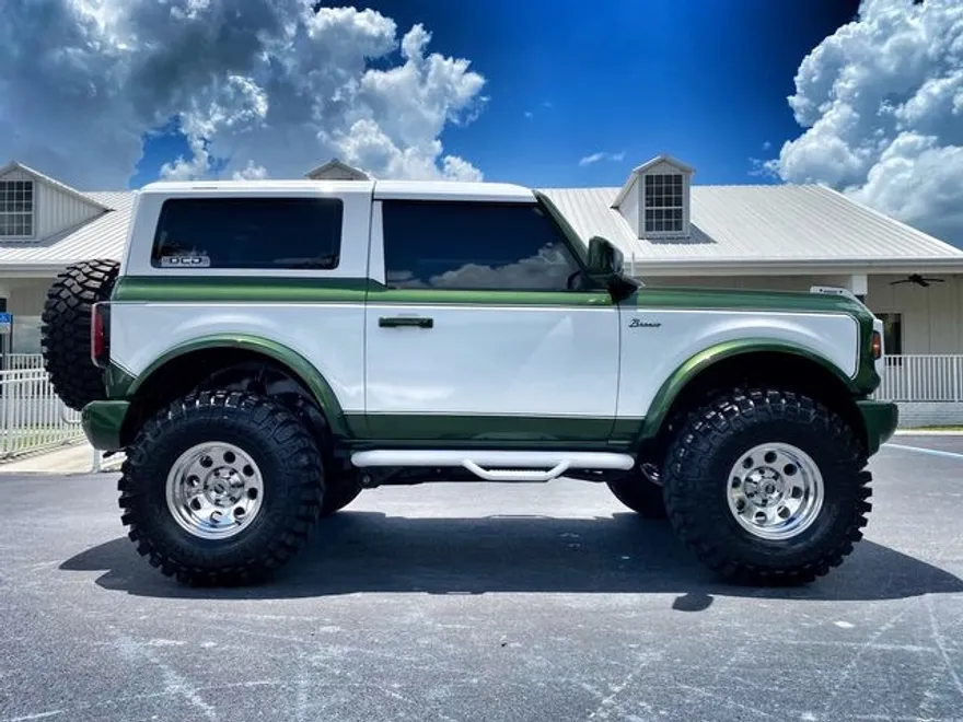 2023 Ford Bronco photo 1