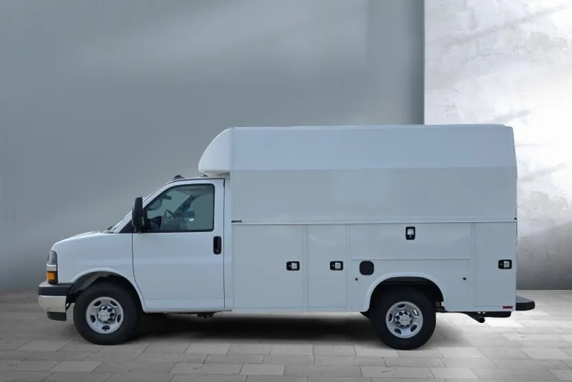 2025 Chevrolet Express Cutaway 3500 photo 1
