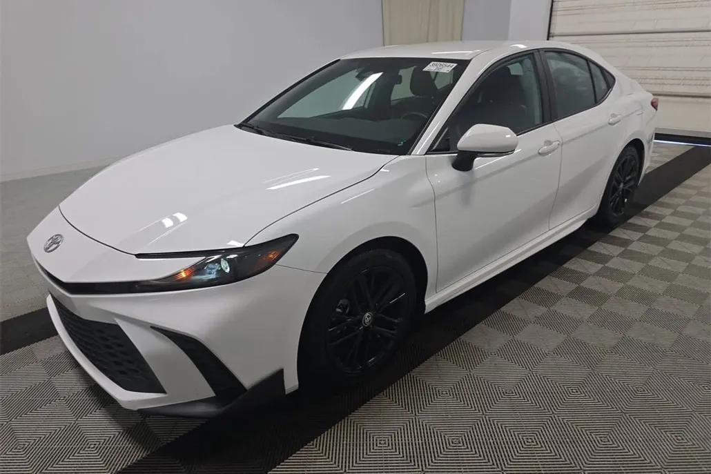 2025 Toyota Camry LE photo 1
