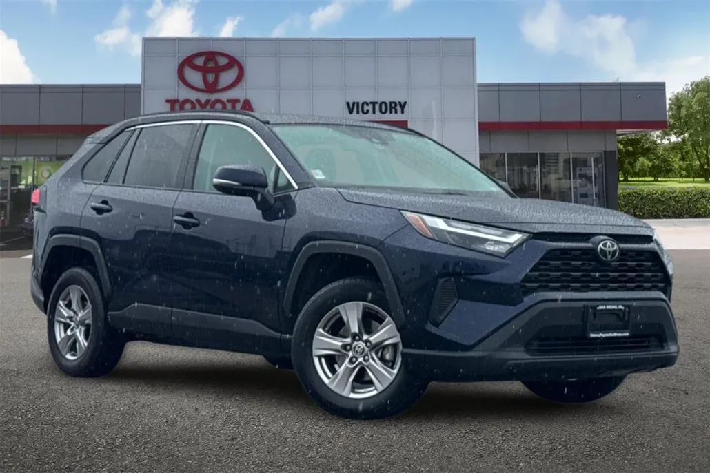 2023 Toyota RAV4 XLE photo 1