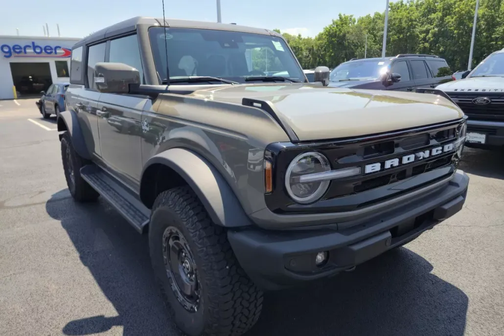 2025 Ford Bronco Outer Banks photo 1