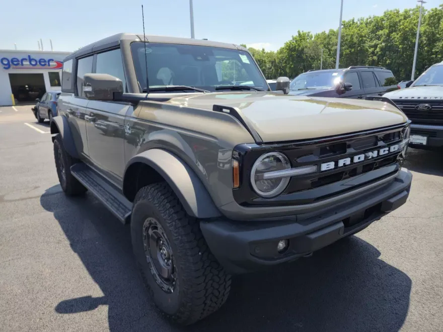 2025 Ford Bronco Outer Banks photo 1