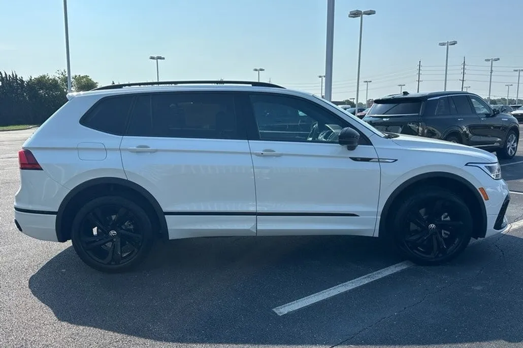 2024 Volkswagen Tiguan SE R-Line Black photo 1