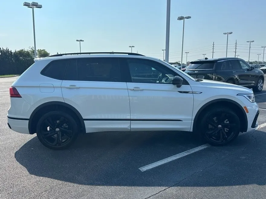 2024 Volkswagen Tiguan SE R-Line Black photo 1