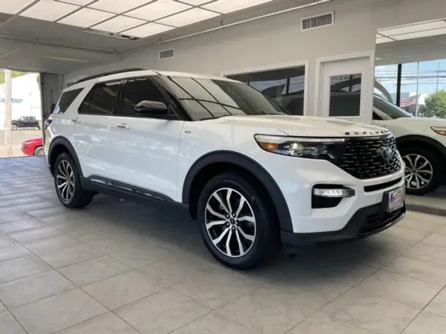 2025 Ford Explorer photo 1