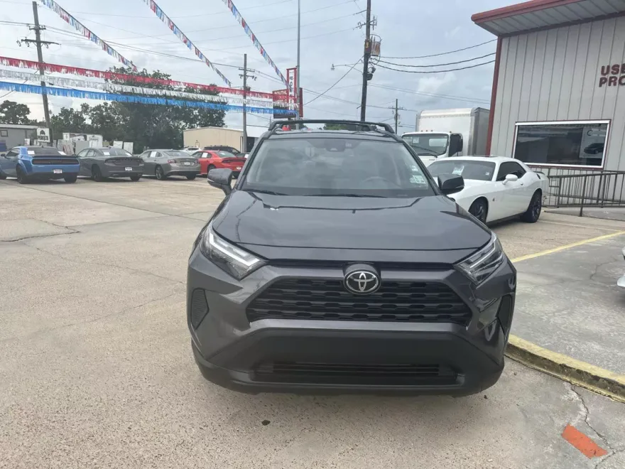 2022 Toyota RAV4 XLE photo 1