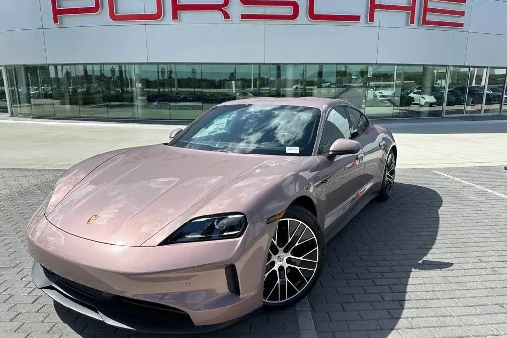 2025 Porsche Taycan photo 1