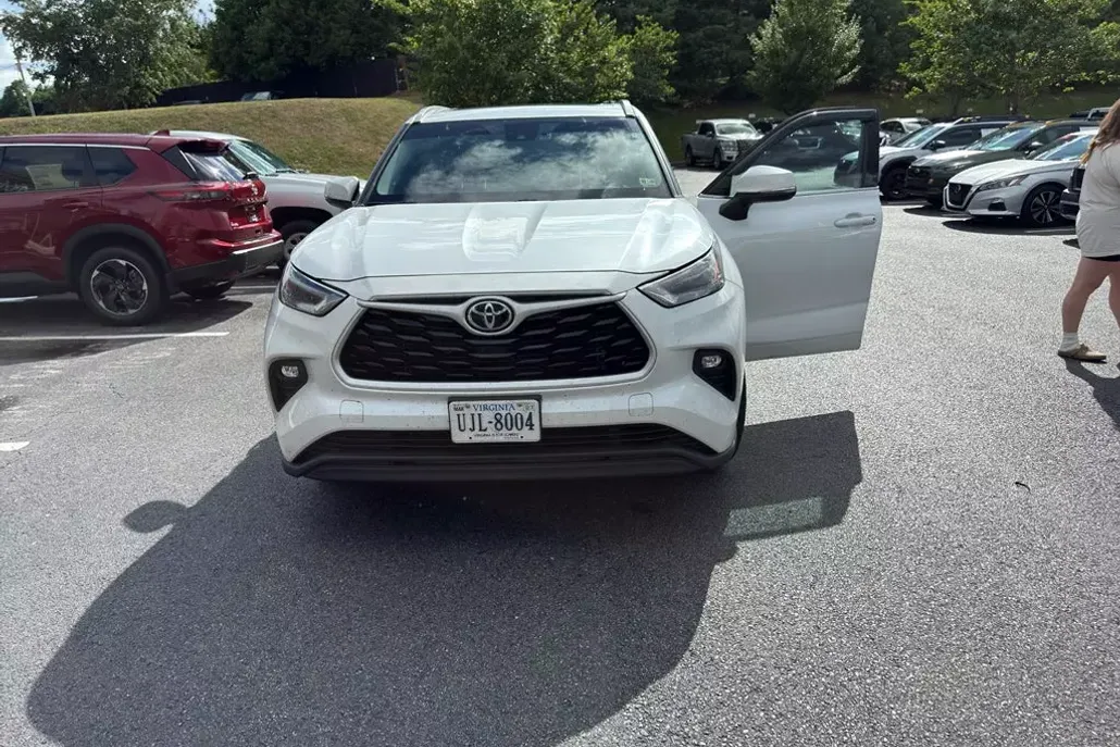 2022 Toyota Highlander XLE photo 1