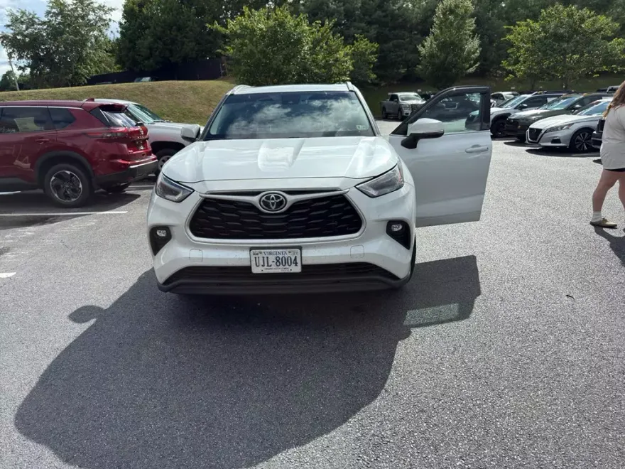 2022 Toyota Highlander XLE photo 1