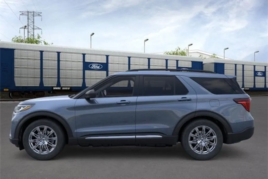 2025 Ford Explorer photo 1