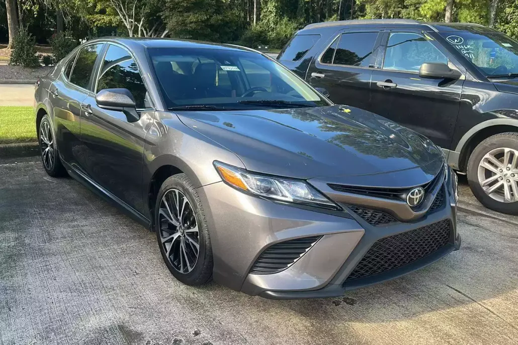 2019 Toyota Camry SE photo 1