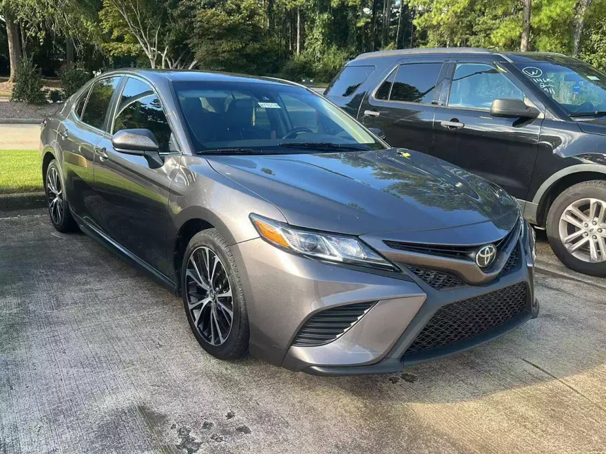 2019 Toyota Camry SE photo 1