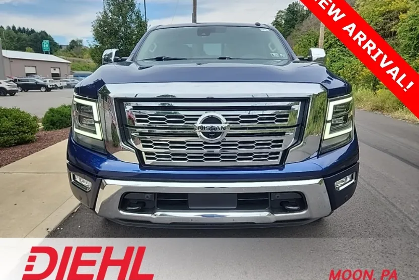 2021 Nissan Titan SL Crew Cab photo 1