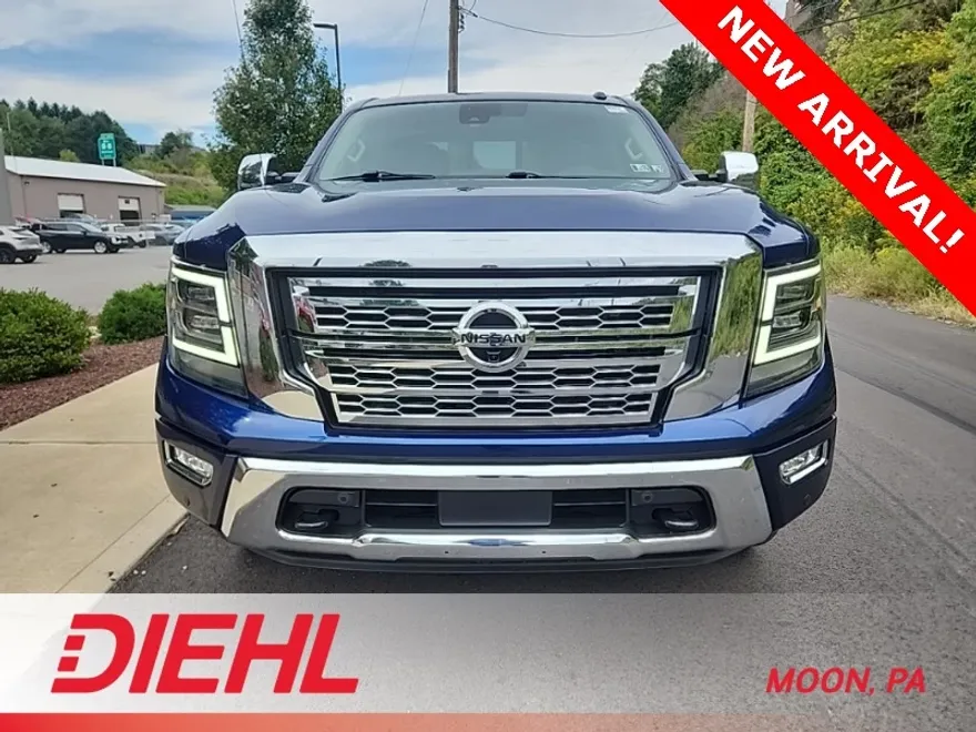 2021 Nissan Titan SL Crew Cab photo 1