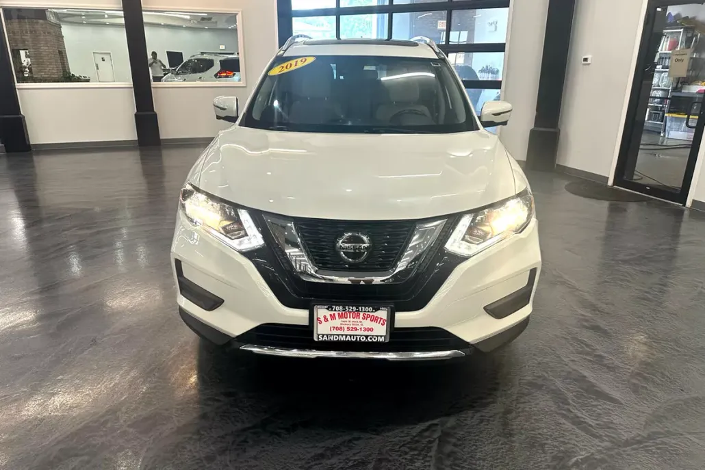 2019 Nissan Rogue SV photo 1