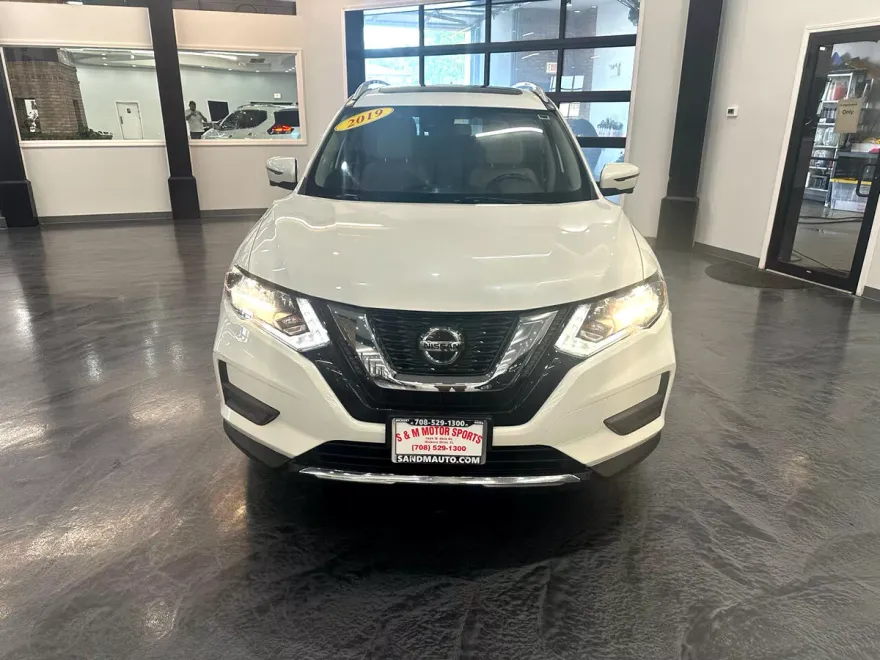 2019 Nissan Rogue SV photo 1