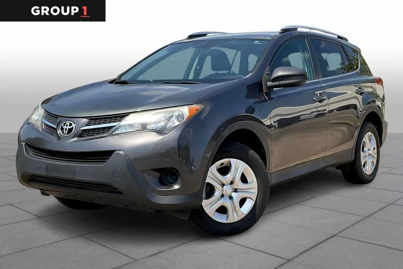 2015 Toyota RAV4 LE photo 1