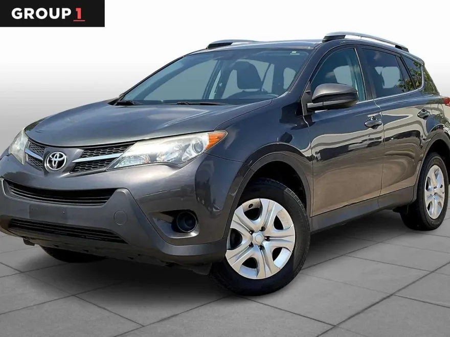2015 Toyota RAV4 LE photo 1