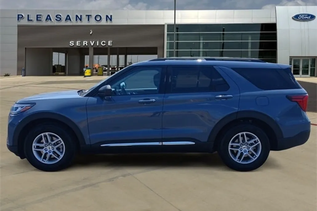 2025 Ford Explorer photo 1