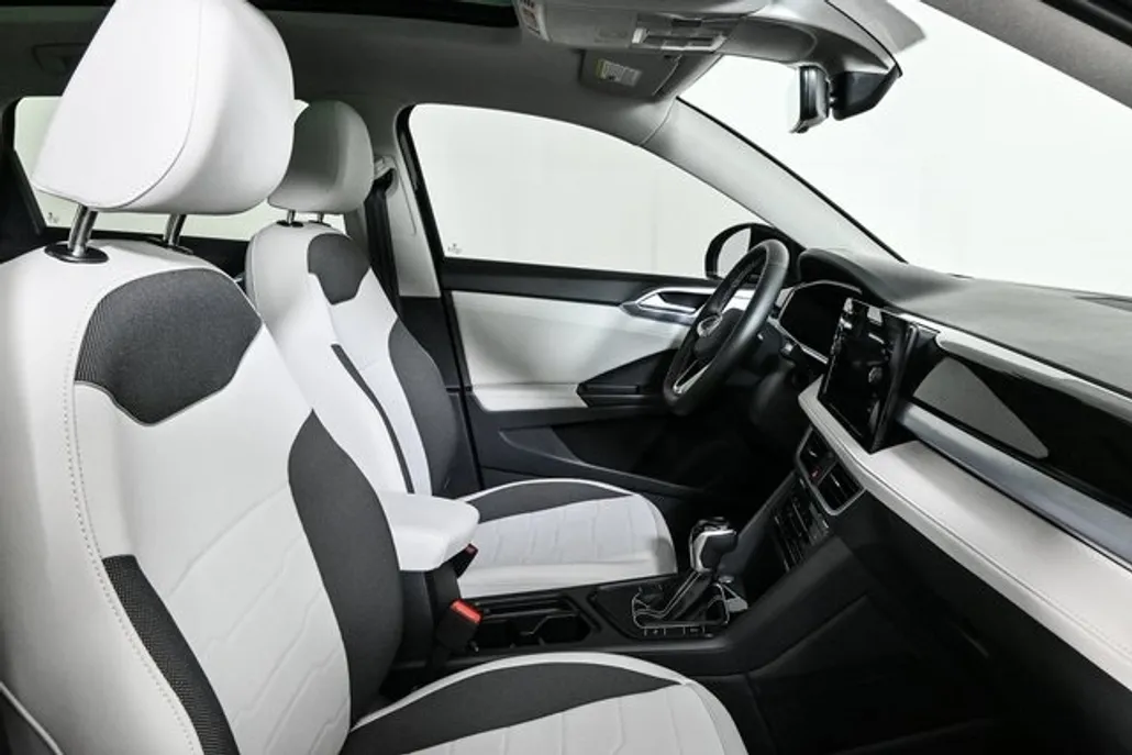 2025 Volkswagen Taos SE photo 1