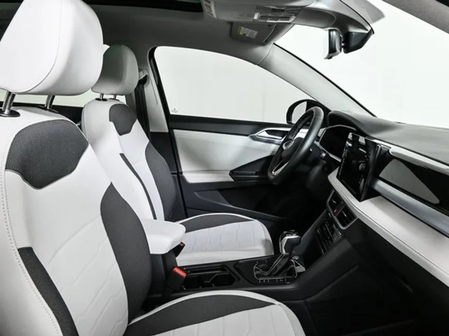 2025 Volkswagen Taos SE photo 1