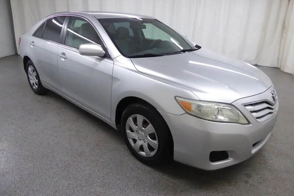 2011 Toyota Camry LE photo 1