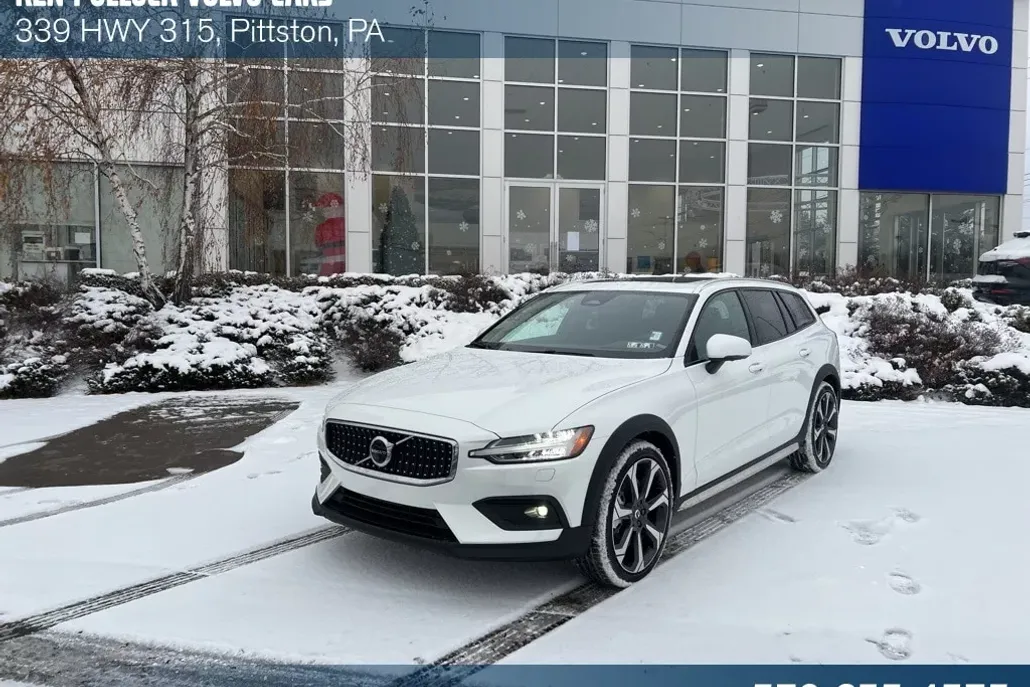 2025 Volvo V60 Cross Country B5 photo 1