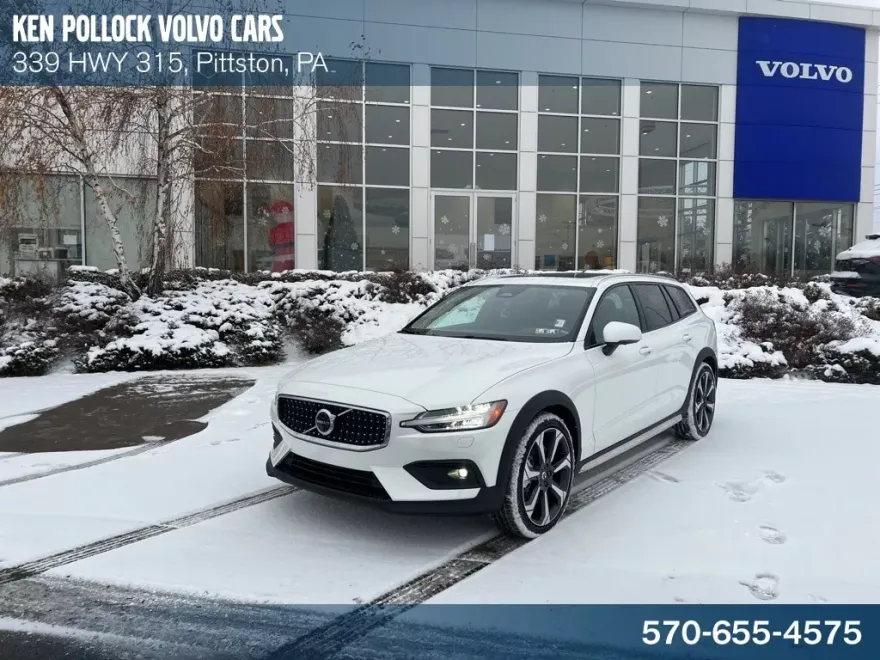 2025 Volvo V60 Cross Country B5 photo 1