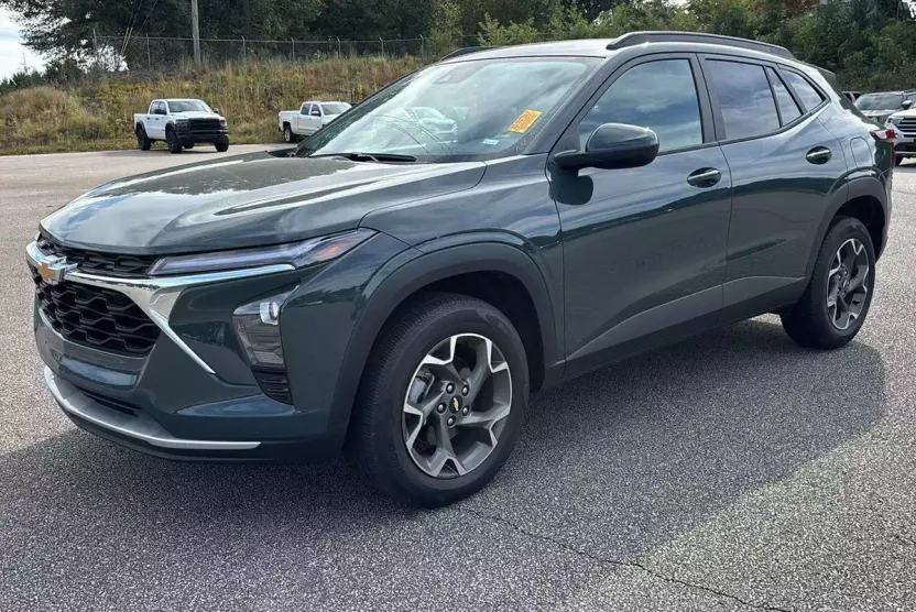 2025 Chevrolet Trax LT photo 1