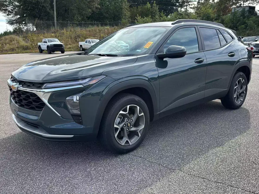 2025 Chevrolet Trax LT photo 1