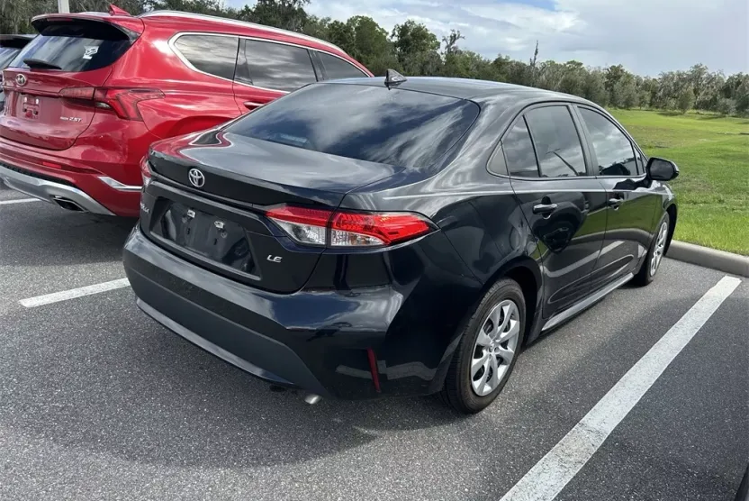 2020 Toyota Corolla LE photo 1
