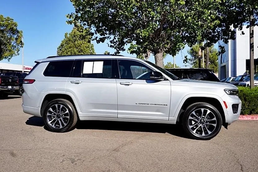 2023 Jeep Grand Cherokee Overland photo 1