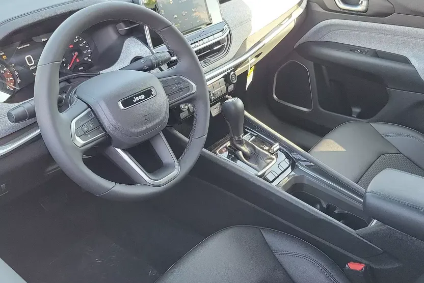 2025 Jeep Compass Latitude photo 1