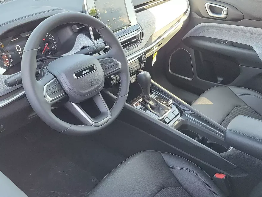 2025 Jeep Compass Latitude photo 1