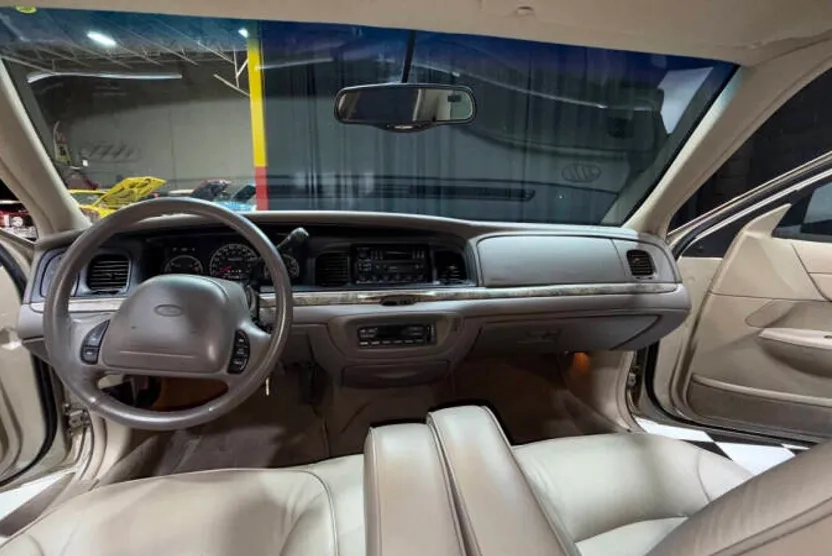 1999 Ford Crown Victoria LX photo 1