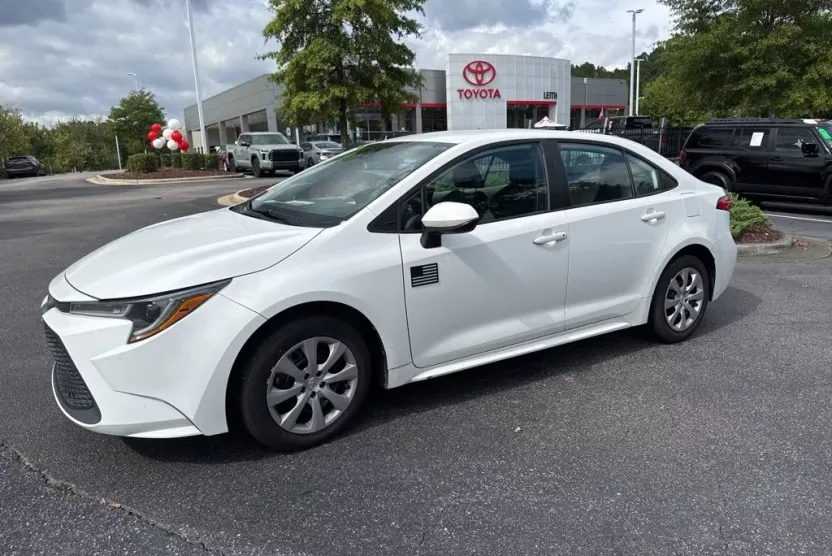2022 Toyota Corolla LE photo 1