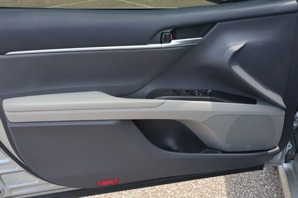 2023 Toyota Camry LE photo 1