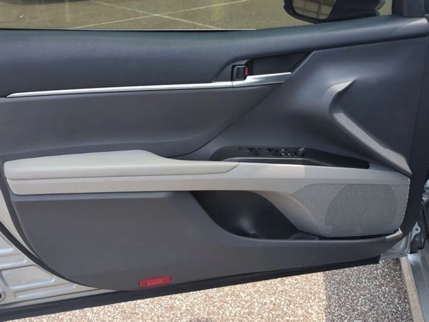 2023 Toyota Camry LE photo 1