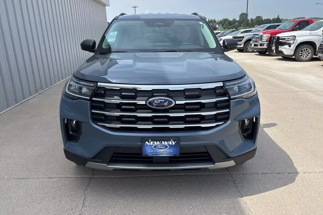 2025 Ford Explorer photo 1