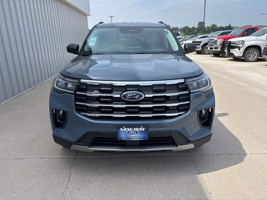 2025 Ford Explorer photo 1