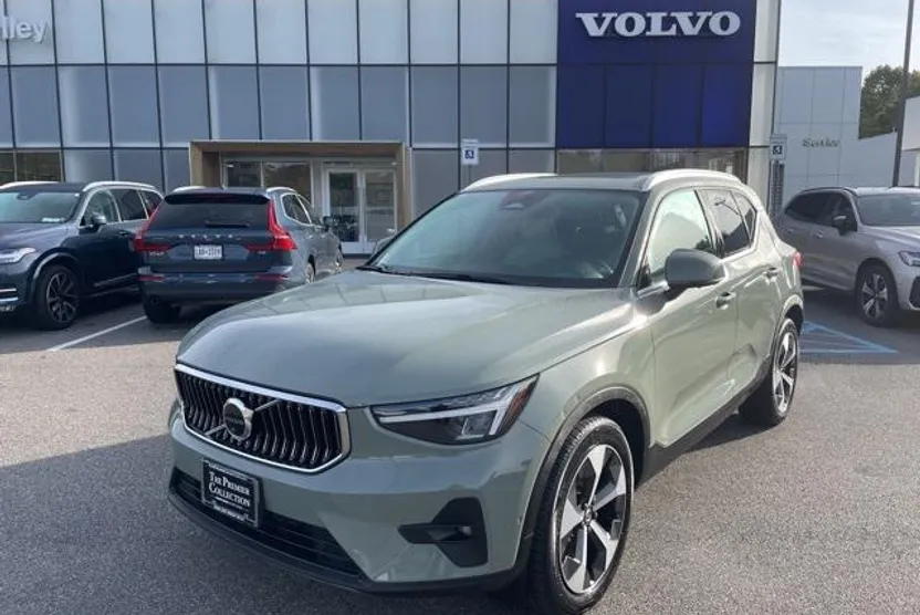 2023 Volvo XC40 AWD Plus photo 1