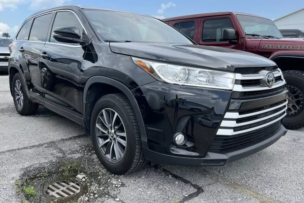 2017 Toyota Highlander SE photo 1
