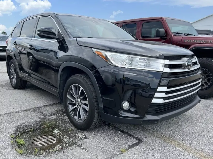 2017 Toyota Highlander SE photo 1