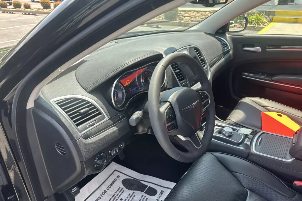 2023 Chrysler 300 Touring L photo 1