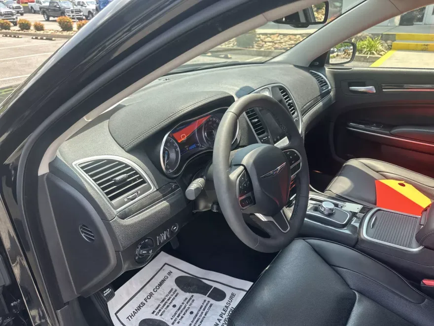 2023 Chrysler 300 Touring L photo 1