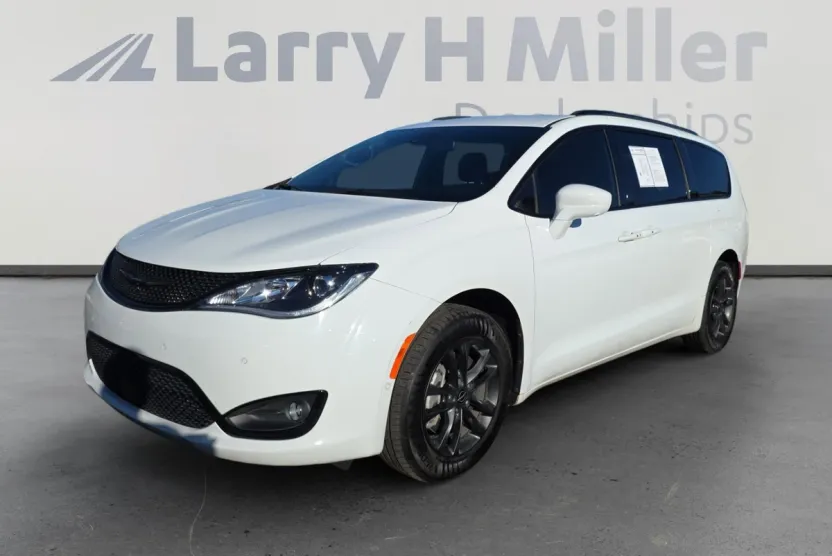 2020 Chrysler Pacifica Touring L photo 1