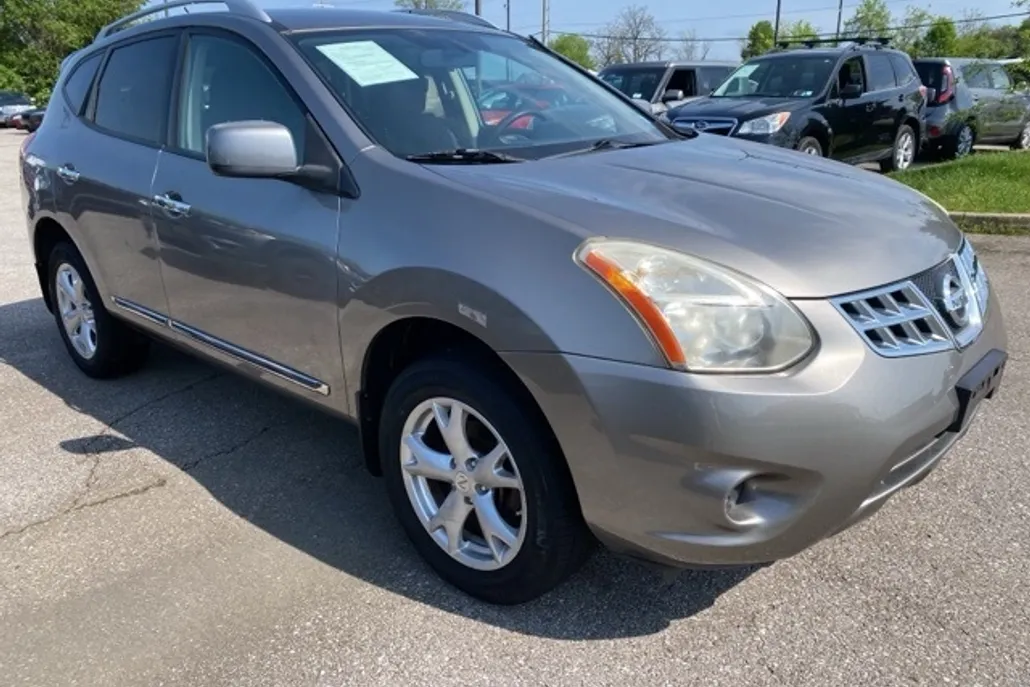 2011 Nissan Rogue SV photo 1